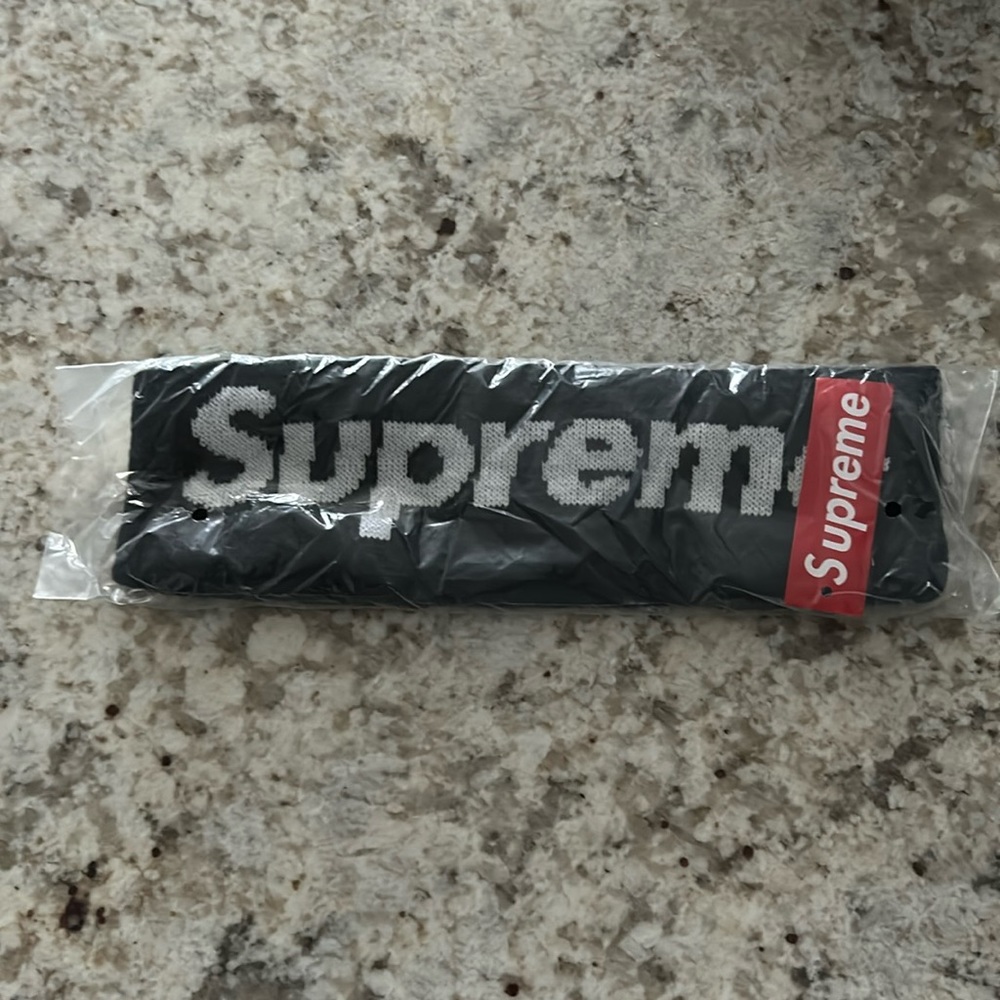NWT still in bag Supreme head band black and white. Make offer!